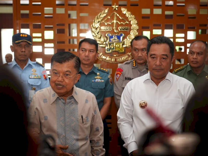 Wakil Presiden RI ke 10 dan 12, Jusuf Kalla (JK) memberikan keterangan kepada wartawan usai Tudang Sipulung Pendidikan di Sulsel, yang dilaksanakan di Ruang Pola Kantor Gubernur, Rabu (20/12/2023). @Jejakfakta/do. Humas Pemprov Sulsel