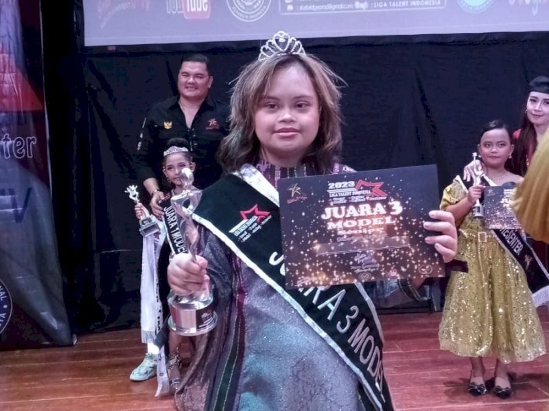  Azizah Nurul Sabrina, anak down syndrome asal Sulsel, berhasil mengukir prestasi di tingkat nasional. Ia ditetapkan sebagai Juara III Lomba Talent Tingkat Nasional, yang dilaksanakan di Jakarta, 16 - 17 Desember 2023 lalu. @Jejakfakta/do. Istimewa