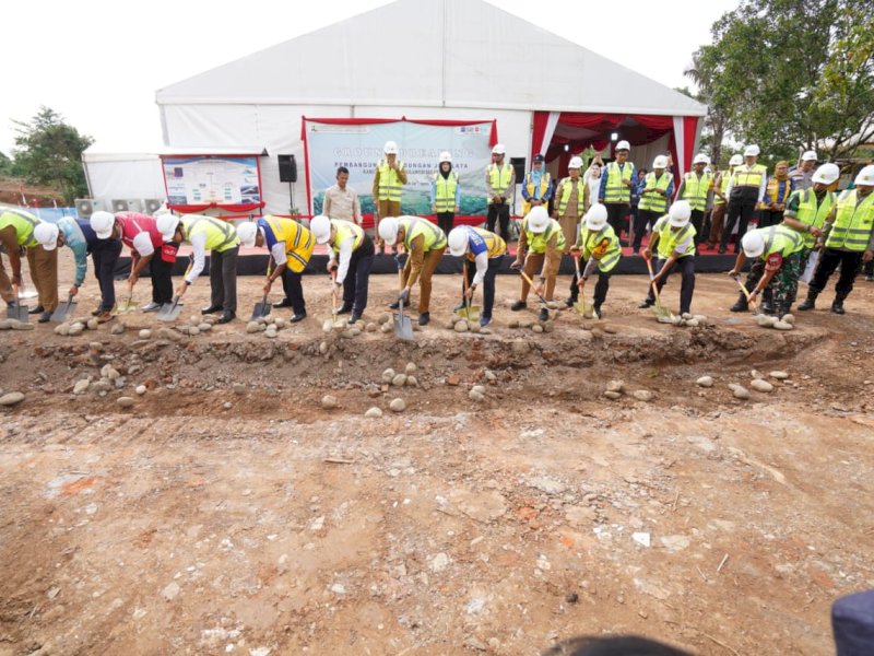  Pj Sekprov Sulsel, Andi Muhammad Arsjad, melakukan peletakan batu pertama Proyek Pembangunan Bendungan Jenelata, yang dilaksanakan di Dusun Manyampa, Desa Tana Karaeng, Kecamatan Manuju, Kabupaten Gowa, Senin (19/12/2023) kemarin. @Jejakfakta/dok. Humas Pemprov Sulsel