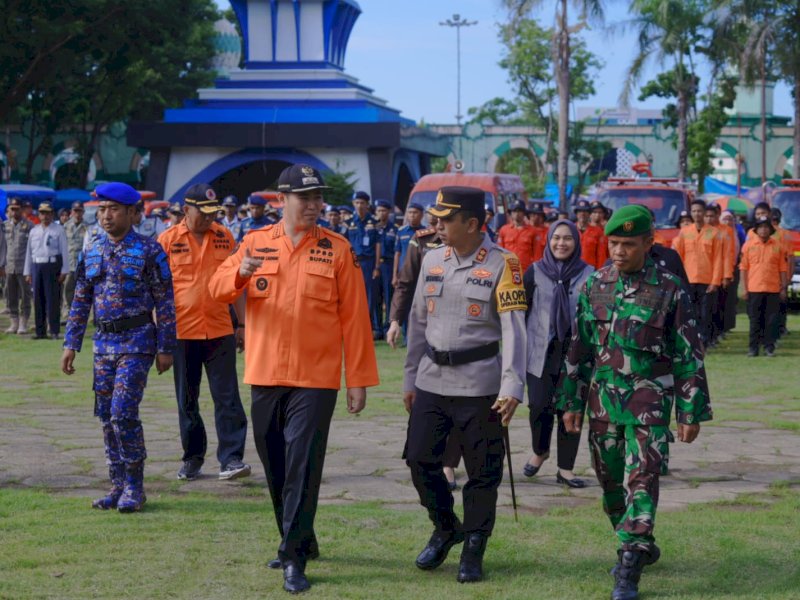 Bupati Pangkep, Muhammad Yusran Lalogau (MYL) didampingi Forkopimda melakukan pengecekan personil dan peralatan siaga bencana di Alun-alun Citra Mas, Rabu (20/12/2023). @Jejakfakta/dok. Humas Pemkab Pangkep