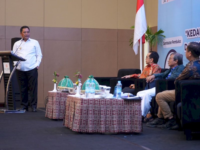 Penjabat (Pj) Gubernur Sulsel, Bahtiar Baharuddin, memaparkan potensi alam di 24 kabupaten kota se-Sulsel, pada saat Rapat Kerja (Raker) Kedaulatan Maritim Sulsel dalam Mendukung Indonesia Emas 2045 yang digelar di Hotel Claro Makassar, Rabu (20/13/2023) kemarin. @Jejakfakta/dok. Humas Pemprov Sulsel