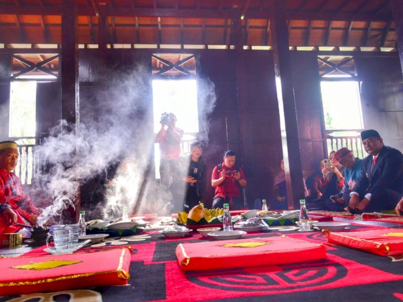 Pj Gubernur Sulsel Bahtiar Baharuddin, saat menghadiri acara Appasili Balla Sabbirina Ujung Pandang, di Kawasan Benteng Somba Opu, Kamis (21/12/2023). @Jejakfakta/dok. Humas Pemprov Sulsel