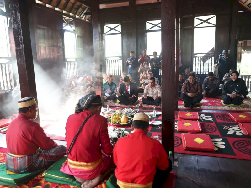 Dinas Kebudayaan gelar ritual budaya daerah "Appasili Balla Labbirina Ujung Pandang" sebagai salah satu wujud memperkuat identitas daerah dan nasional di kawasan wisata taman budaya Benteng Somba Opu," ujarnya, Kamis (21/12/2023). @Jejakfakta/dok. Humas Pemkot Makassar