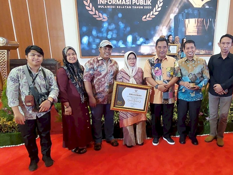 Desa Sambueja Kecamatan Simbang Kabupaten Maros menerima penghargaan Keterbukaan Informasi Publik Tahun 2023 Kategori Pemerintahan Desa sebagai Badan Publik Menuju Informatif dari Komisi Informasi (KI) Provinsi Sulsel di Gedung Tudang Sipulung Rujab Gubernur, Rabu (20/12/2023). @Jejakfakta/dok. Istimewa