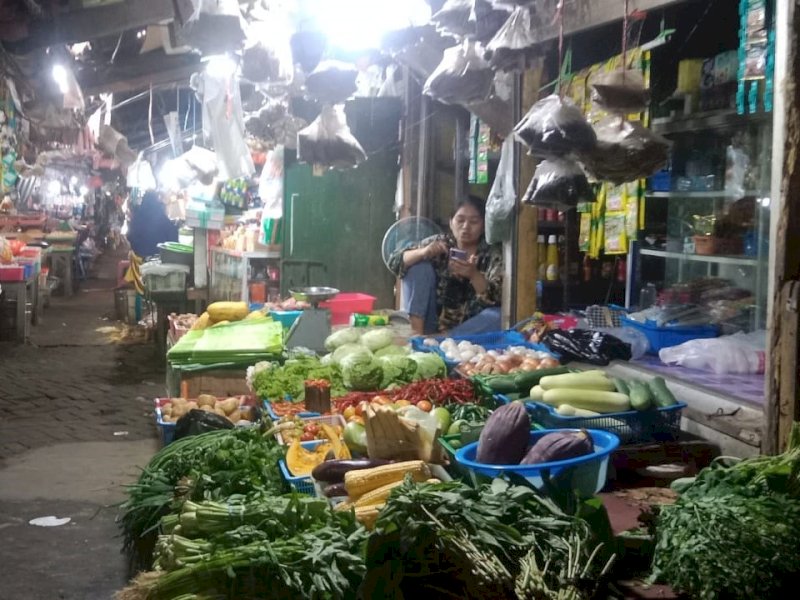 Menjelang momen libur Natal dan Tahun Baru (Nataru) 2023 - 2024, sejumlah harga komoditas pangan di Pasar Toddopuli, Kota Makassar belum stabil. Bahkan, harga cabai rawit naik menembus Rp100 ribu perkilogram. @Jejakfakta/Samsir