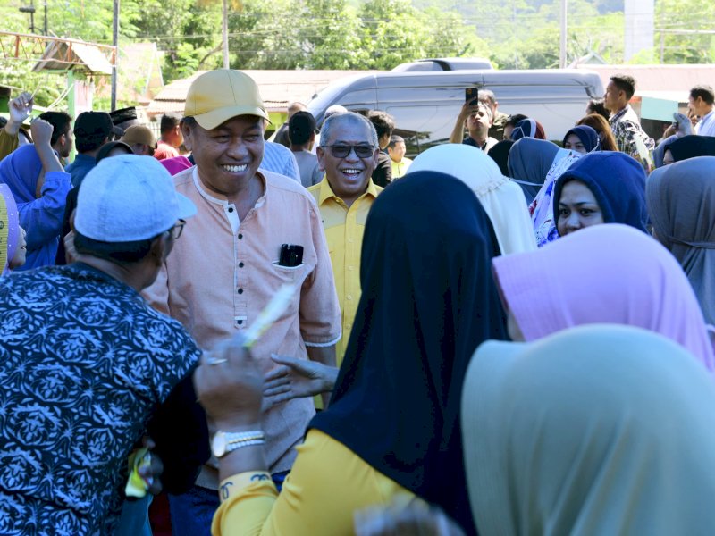Tokoh Partai Golkar Sulsel, Ilham Arief Sirajuddin bersama Caleg DPR RI Dapil Sulsel 2, Nomor Urut 9, Syamsuddin Hamid menyapa ratusan warga Desa Mandalle, Kecamatan Mandalle, Kabupaten Pangkep. @Jejakfakta/Reza Arifuddin