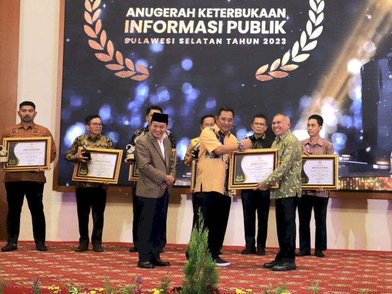 Pemkab Pangkep meraih anugerah KIP Kategori Cukup Informatif Komisi Informasi Provinsi Sulawesi Selatan. Penghargaan diterima langsung oleh staf ahli Pemkab Pangkep, dr Baharuddin yang diserahkan Pj gubernur Sulsel, Bahtiar di aula Tudang Sipulung, rujab Gubernur Sulsel, Rabu malam (20/12/23) kemarin. @Jejakfakta/dok. Humas Pemkab Pangkep