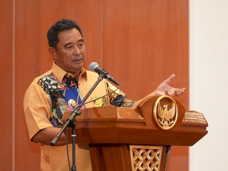 Pj Gubernur Sulsel Bahtiar Baharuddin, saat memberikan sambutan pada Malam Anugerah Keterbukaan Informasi, yang dilaksanakan KI Sulsel, di Aula Tudang Sipulung, Rabu malam, (20/12/2023). @Jejakfakta/dok. Humas Pemprov Sulsel