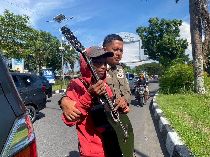 Satpol PP bersama Dinas Sosial Kota Makassar melakukan penertiban Anak Jalanan (Anjal) di Simpang Lima Bandara, Kecamatan Biringkanaya, Kamis (21/12/2023) kemarin. @Jejakfakta/dok Humas Pemkot Makassar
