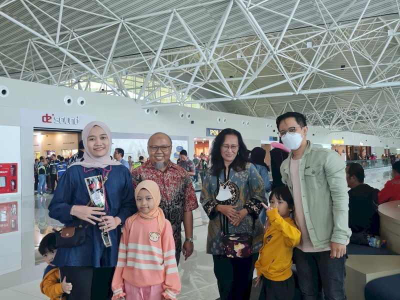 Pada peringatan Hari Ibu tahun ini, PT Angkasa Pura I (Persero) Bandara Internasional Sultan Hasanuddin mengajak penumpang untuk menunjukkan kasih sayang kepada ibu. Bertempat di ruang tunggu terminal bandara, mereka membagikan bunga mawar dan cinderamata kepada penumpang, (22/12/2019). @Jejakfakta/dok. Angkasa Pura I