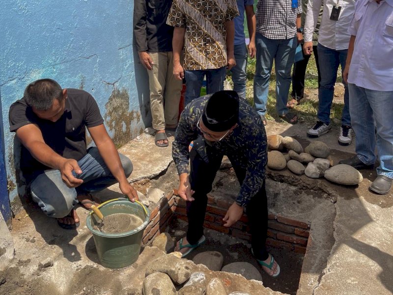 Danny Pomanto saat meletakkan batu pertama pembangunan Masjid Ma&rsquo;ulhayat di kompleks kantor Perumda Air Minum Makassar, Jl Dr Sam Ratulangi, Makassar, Jumat (22/12/2023).