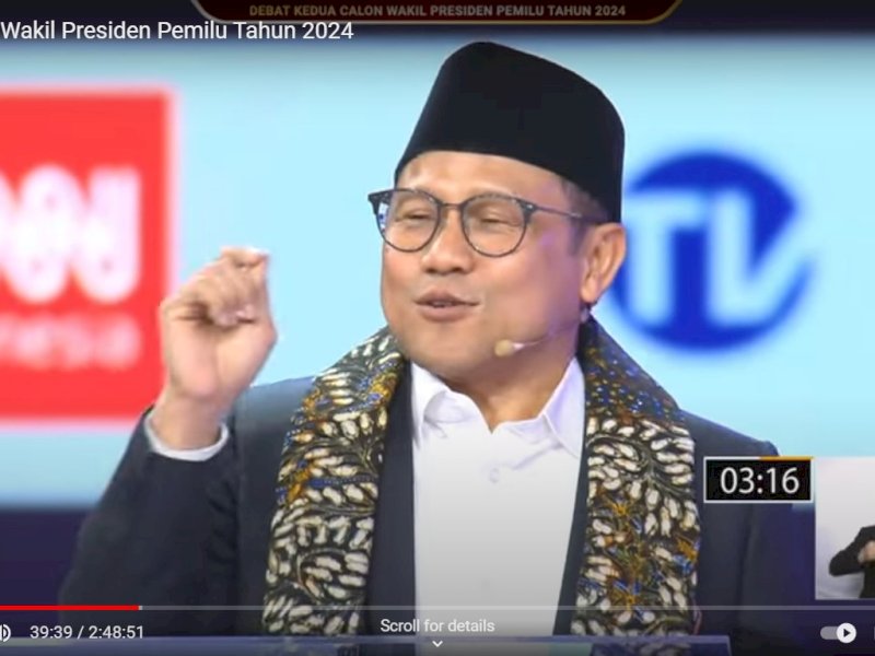 Cawapres nomor urut 1 Muhaimin Iskandar (Cak Imin) slepet sarung di debat cawapres, JCC, Jakarta, Jumat (22/12/2023). @Jejakfakta/ tangkapan Layar KPU