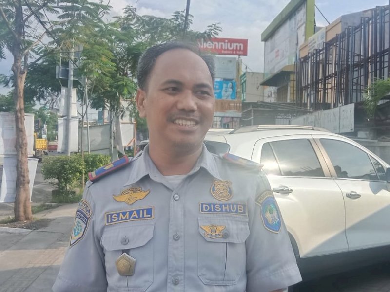 Petugas Dinas Perhubungan Kabupaten Gowa, Ismail Kamil memberikan keterangan kepada wartawan, Sabtu (23/12/2023). @Jejakfakta/Samsir