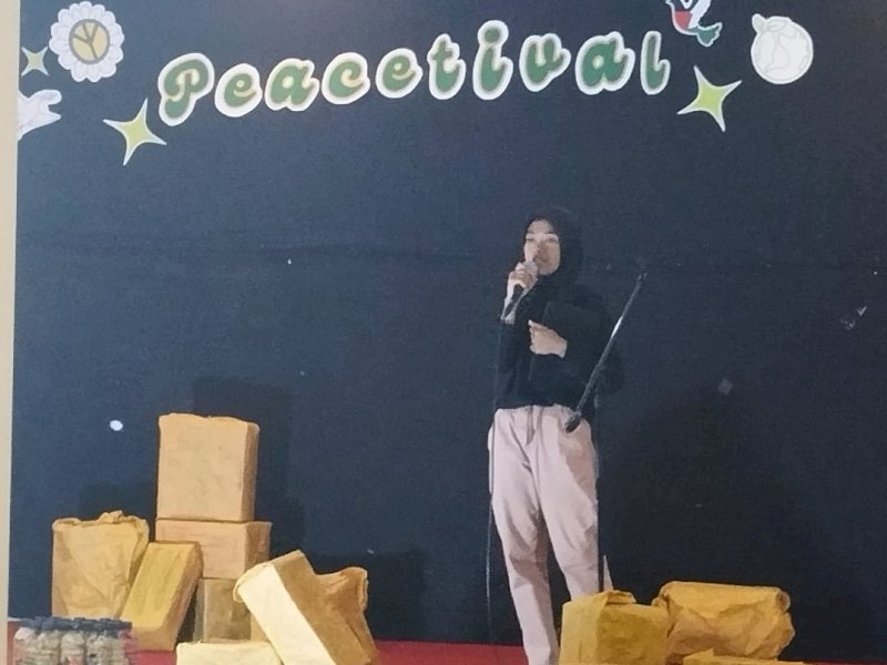 Trainer Global Ecobrick Alliance (GEA) termuda di dunia, Andi Nisfatul Aira saat menghadiri  PEACETVAL PEACE WITH NATURE, di Convention Hall Fasilitas Ilmu Pendidikan (FIP) Universitas Negeri Makassar, Sabtu (23/12/2023). @Jejakhfakta/dok. Istimewa