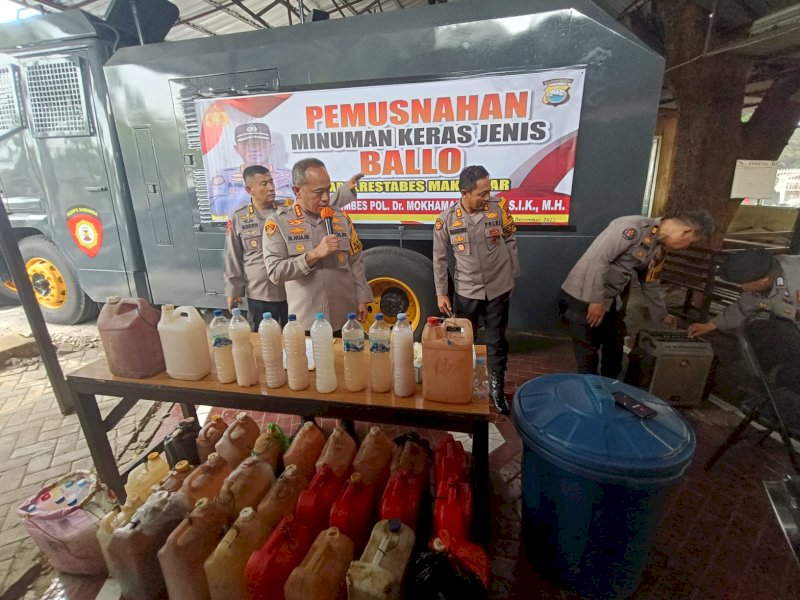 Kepolisian Resort Kota Besar (Polrestabes) Makassar mengamankan minuman keras (Miras) jenis Ballo sekitar 2.157 Liter yang tersebar di berbagai lokasi di Makassar. @Jejakfakta/Samsir