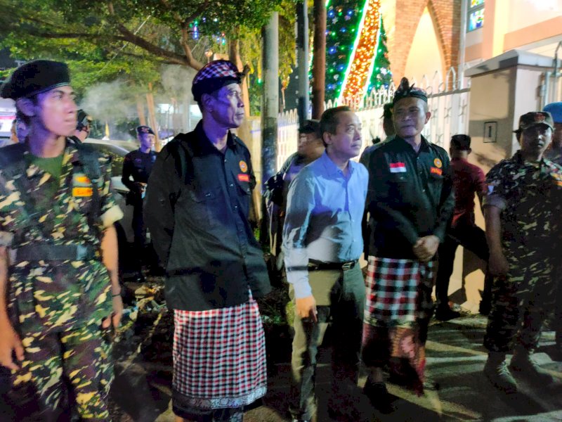 Sejumlah anggota Banser Nahdlatul Ulama (NU) turut melakukan pengamanan di sejumlah gereja di Sulawesi Selatan (Sulsel) bersama anggota TNI-Polri dalam malam perayaan Misa Natal 2023. @Jejakfakta/Atri