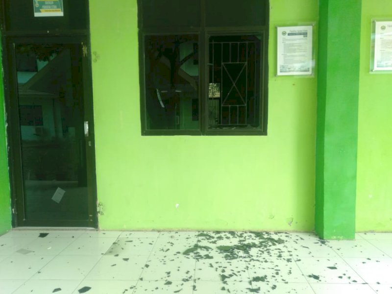 Dua fakultas di kampus Universitas Islam Makassar (UIM) diserang dan dirusak orang tak dikenal (OTK). Penyerangan tersebut menyebabkan kaca jendela 2 gedung tersebut pecah. @Jejakfakta/Atri
