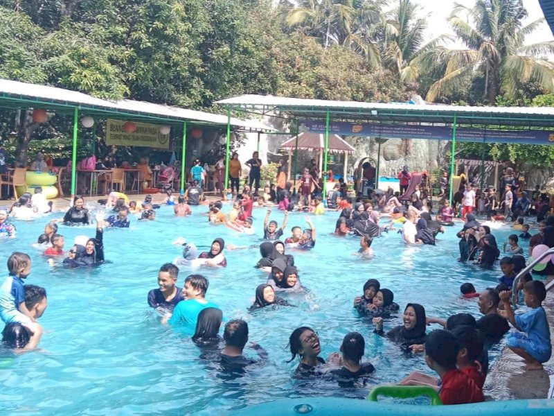 Wisata Kebun di Jalan Poros Malino, Kecamatan Bontomarannu, Kabupaten Gowa, jadi tempat wisata favorit yang ramai dikunjungi warga pada musim libur Natal tahun ini, Selasa (26/12/2023). 
 @Jejakfakta/Samsir