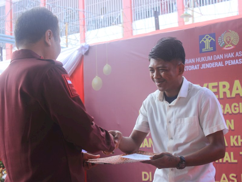 Sembilan warga binaan Rumah Tahanan (Rutan) Kelas 1 Makassar mendapatkan remisi khusus di hari Natal 2023, Selasa (25/12/2023). Ia dinilai berkelakuan baik selama berada di rutan. @Jejakfakta/dok. Istimewa
