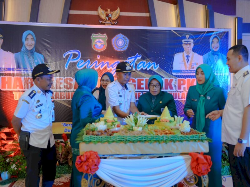 Ketua TP PKK Pangkep Hj Nurlita Wulan Purnama bersama Bupati Pangkep, Muhammad Yusran Lalogau (MYL) menyaksikan pemotongan tumpeng Peringatan Hari Kesatuan Gerak (HKG) ke-51 tahun di di Aula Rumah Jabatan Bupati Pangkep, Rabu (27/12/2023). @Jejakfakta/dok. Humas Pemkab Pangkep