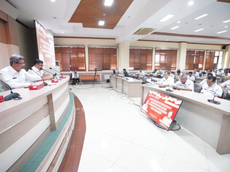Penjabat Sekertaris Daerah Provinsi Sulawesi Selatan Andi Muhammad Arsjad membuka Rapat Koordinasi Pembahasan Rancangan Awal Rencana Pembangunan Jangka Panjang Daerah (RPJPD) Provinsi Sulawesi Selatan Tahun 2025-2045, di ruang Mamminasata, Gedung Bapelitbangda, Kompleks Kantor Gubernur Sulsel, Rabu (27/12/2023). @Jejakfakta/dok. Humas Pemprov Sulsel