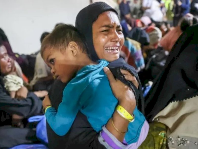 Perempuan pengungsi Rohingya menangis sambil mendekap anaknya. Foto: Suparta/acehkini