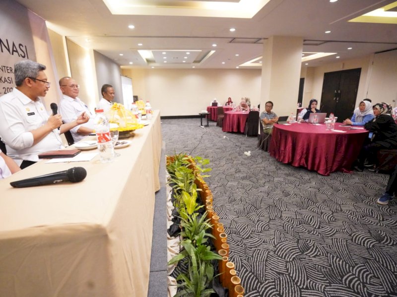  Penjabat (Pj) Sekretaris Daerah Provinsi Sulawesi Selatan Andi Muhammad Arsjad saat menjadi narasumber dalam Rapat Koordinasi Transformasi Skill Development Center (SDC) Menjadi Tim Koordinasi Daerah Vokasi (TKDV) Sulawesi Selatan Tahun Anggaran 2023 di Hotel Santika, Makassar, Rabu (27/12/2023). @Jejakfakta/dok. Humas Pemprov Sulsel