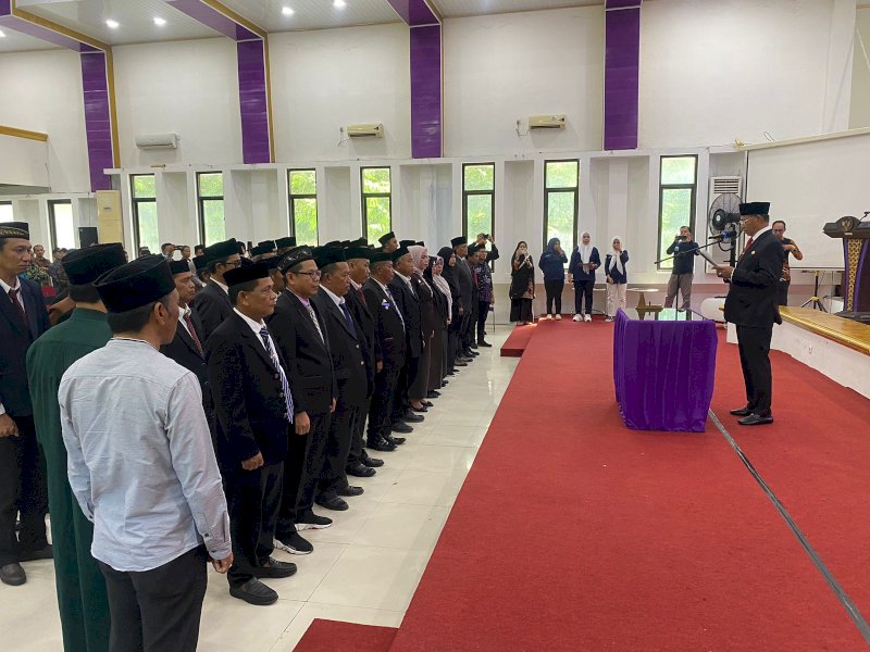  Pj Bupati Enrekang H Baba mengambil sumpah jabatan dan melantik 46 Penjabat Kepala Desa se-Kabupaten Enrekang di Ruang Pola Kantor Bupati, Jumat (29/12/2023). @Jejakfakta/dok. Humas Pemkab Enrekang