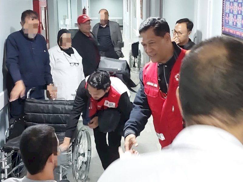 Tim Palang Merah Indonesia (PMI) untuk Misi Kemanusiaan Gaza mendistribusikan kursi roda dan kruk kepada para pasien korban konflik Gaza yang dirawat di Rumah Sakit Palestina Mesir. @Jejakfakta/dok. Tim Media PMI
