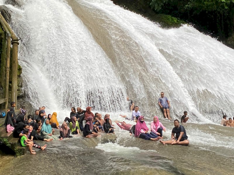 Air Terjun Bantimurung, salah satu wahana favorit bagi keluarga ketika bekunjung ke Taman Wisata Alam Bantimurung, Maros. @Jejakfakta/Atri