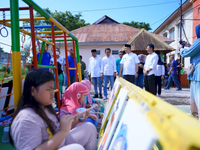 Bupati Pangkep, Muhammad Yusran Lalogau (MYL) meresmikan taman ramah anak Makkareso di komplek kantor Dinas PU, jalan Wirakarya, Minasatene, Pangkep, Jumat (29/12/2023). @Jejakfakta/dok. Humas Pemkab Pangkep