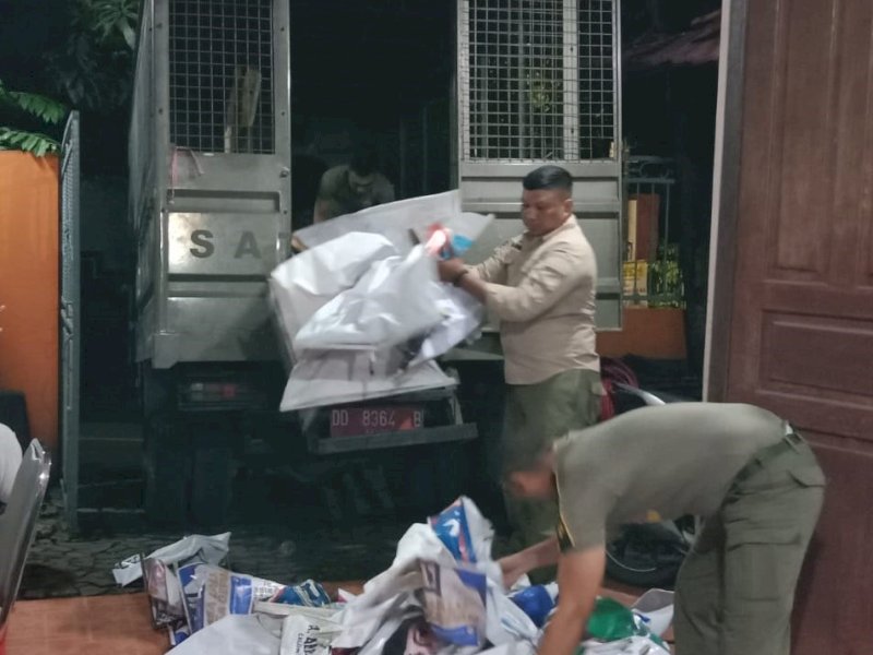 Ribuan alat peraga kampanye (APK) caleg dengan berbagai ukuran ditertibkan oleh Bawaslu bersama Satpol PP Gowa, Sabtu (30/12/2023). @Jejakfakta/Samsir