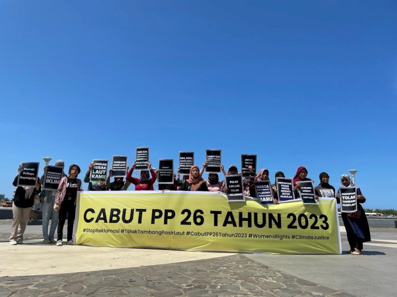  Belasan perempuan yang tergabung dalam Jejaring Perempuan Pesisir dan Pulau-Pulau Kecil Nusantara gelar aksi dan deklarasi di anjungan Pantai Losari Makassar Sulawesi Selatan, Jumat (29/12/2023). @Jejakfakta/dok. Ist.