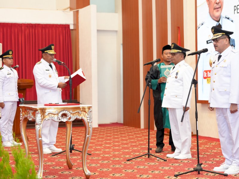  Penjabat (Pj) Gubernur Sulsel, Bahtiar Baharuddin, melantik Junaedi sebagai Pj Bupati Jeneponto dan Basra sebagai Pj Bupati Sidrap, di Aula Tudang Sipulung Rumah Jabatan Gubernur, Minggu (31/12/2023). @Jejakfakta/dok. Humas Pemprov Sulsel