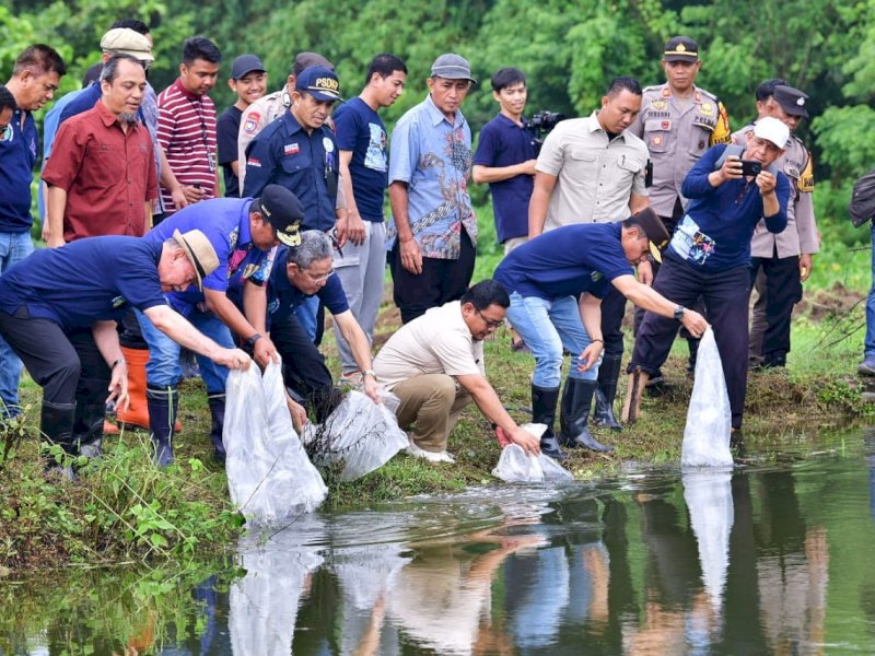 Pj Gubernur Sulsel Bahtiar Baharuddin, Kapolda Sulsel Irjen Pol Andi Rian Djajadi, Rektor Unismuh Prof Ambo Asse, dan Kepala Dinas Kelautan dan Perikanan Sulsel Muh Ilyas, melakukan penebaran benih sebanyak 8.000 ekor, di kolam Pusdiklat Unismuh Makassar di Bollangi, Kabupaten Gowa (30/12/2023) kemarin. @Jejakfakta/dok. Humas Pemprov Sulsel