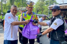 HDCI Makassar Berbagi 600 Nasi Kotak untuk Aparat Pengamanan Malam Tahun Baru