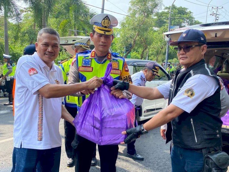 HDCI Chapter Makassar agendakan tutup tahun 2023 dengan berbagi 600 nasi kotak kepada aparat pengamanan Natal dan Tahun Baru (Nataru) 2024 di Makassar. @Jejakfakta/dok. Ist.