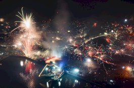 Atraksi Water Dance Meriahkan Malam Tahun Baru 2024 Kota Makassar