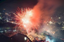 Padati Anjungan Komodo, Warga Makassar Antusias Sambut Tahun Baru 2024