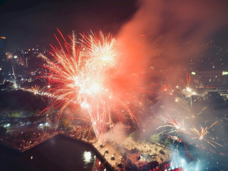 Kemeriahan malam pergantian tahun baru 2024, kawasan Pantai Losari ramai dikunjungi warga Kota Makassar, Senin (1/1/2024). @Jejakfakta/dok. Humas Pemkot Makassar