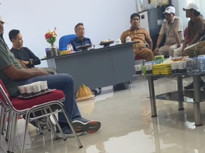 PJ Bupati Bone Andi Islamuddin diduga meminta dukungan untuk mendudukkan anaknya sebagai Caleg DPRD Sulsel Dapil VII. @Jejakfakta/dok. Tangkapan layar
