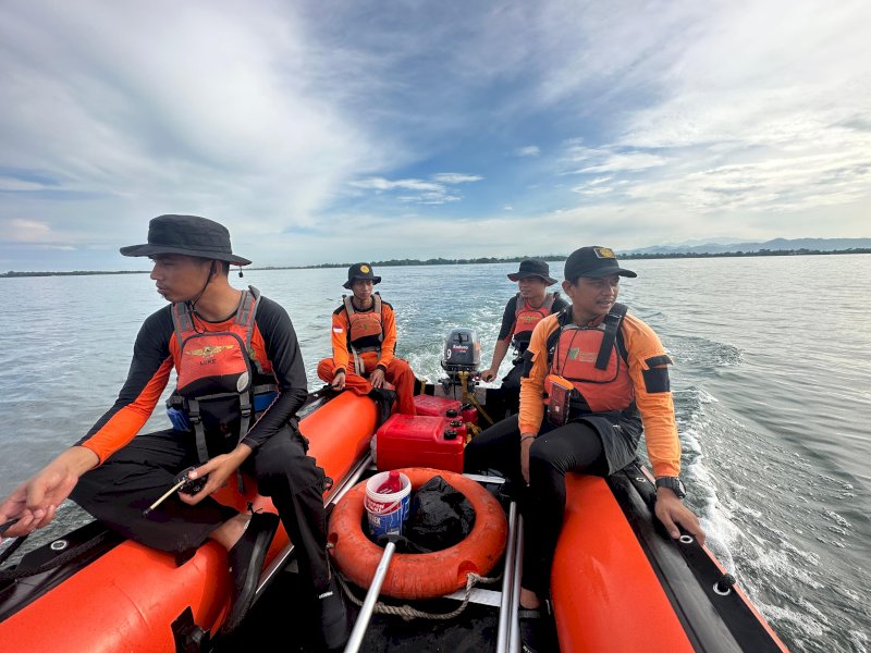 Tim sar gabungan  menggunakan rubber boat saat melakukang pencarian nelayan yang hilang di perairan Topejawa, Kabupaten Takalar, Kamis (4/1/2024). @Jejakfakta/dok. SAR Makassar