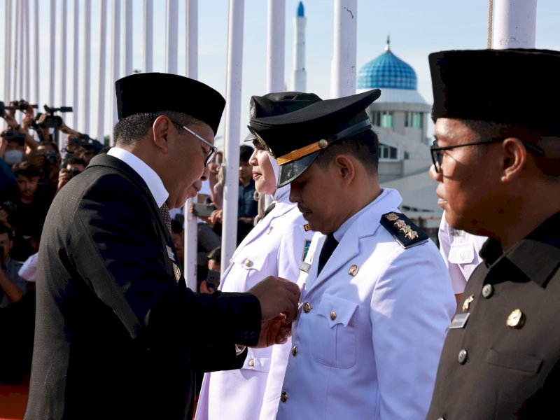 Wali Kota Makassar Moh Ramdhan Pomanto secara resmi melantik jajaran camat baru di atas Pinisi yang bersandar di Anjungan City Of Makassar, Rabu (3/01/2024). @Jejakfakta/dok. Humas Pemkot Makassar
