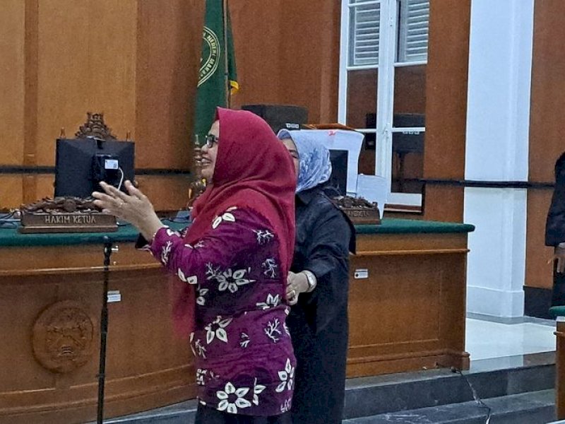 Mantan Kadis Perpustakan Makassar Tenri A Palallo menangis saat Ketua Majelis Hakim Pengadilan Negeri (PN) Tipikor Makassar, Sulawesi Selatan (Sulsel) Royke Harold Inkiriwang membacakan vonis bebas di Ruang Haripin Tumpa, Rabu (3/1/2023). Dok, (Kompas.com/Darsil Yahya M)