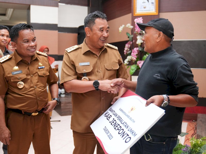 Penjabat Gubernur Sulsel, Bahtiar Baharuddin,  memberikan bantuan peralatan UMKM saat silaturahmi dengan Pj Bupati dan Forkopimda Jeneponto, di Rumah Jabatan Bupati Jeneponto, Selasa (2/1/2023). @Jejakfakta/dok. Humas Pemprov Sulsel