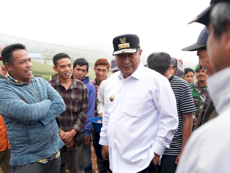 Pj Gubernur Sulsel, Bahtiar Baharuddin, berbincang dengan petani kentang saat kunjungan kerja di Kelurahan Pattapang, Kecamatan Tinggimoncong, Kabupaten Gowa, Rabu (3/1/2024). @Jejakfakta/dok. Humas Pemprov Sulsel