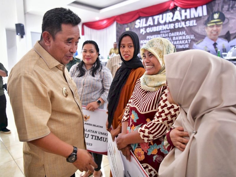 Sejumlah pelaku UMKM di Luwu Timur (Lutim) menerima bantuan peralatan dari Pemprov Sulsel di Gedung Simpurusiang, Malili, Luwu Timur, Kamis (4/1/2024) kemarin. @Jejakfakta/dok. Humas Pemprov Sulsel