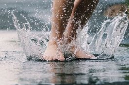 Waktunya Anak-anak Mandi Hujan, Biar Kekebalan Tubuh Meningkat dan Kreatif