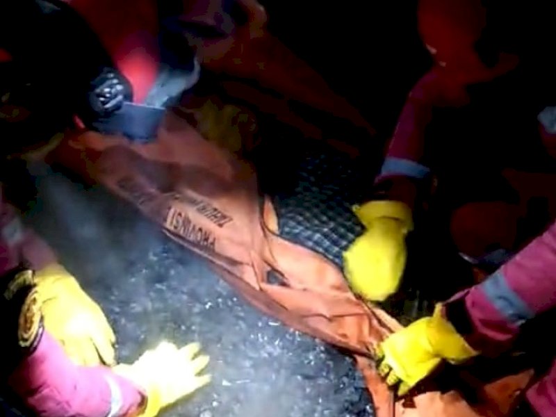 Petugas pemadam kebakaran mengevakuasi seorang bocah 6 tahun korban kebakaran di Kecamatan Tallo, Makassar, Minggu (7/1/2024) dini hari. @Jejakfakta/dok. Ist.