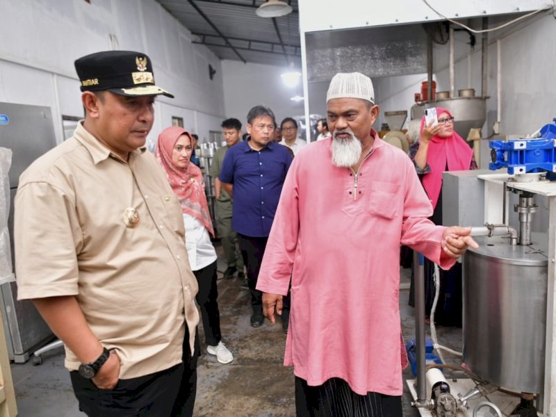 enjabat (Pj) Gubernur Sulawesi Selatan (Sulsel) Bahtiar Baharuddin, dan Bupati Luwu Utara Indah Putri Indriani, mengunjungi Pabrik Cokelat KUB Sibalie Resoe di Jalan Lamarangina, Desa Topangi Indah, Kasimbong, Kecamatan Masamba, Kabupaten Luwu Utara, Jumat (5/1/2024). @Jejakfakta/dok. Humas Pemprov Sulsel